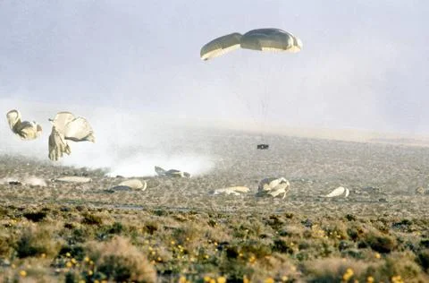 RECORD DATE NOT STATED Cargo is dropped by parachute into Landing Zone Gol... Foto stock