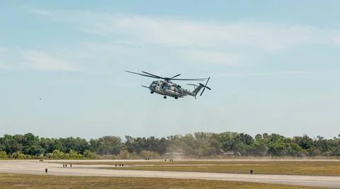 RECORD DATE NOT STATED A CH-53E Super Stallion prepares to land during a p... Foto stock