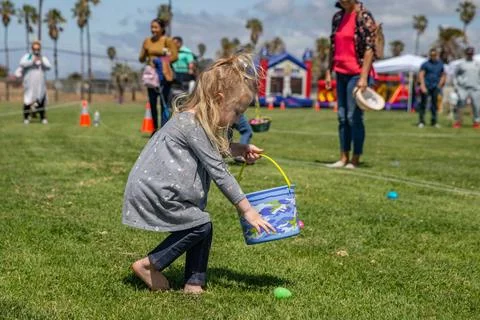 RECORD DATE NOT STATED A child hunts for eggs during an Easter celebration... Foto stock