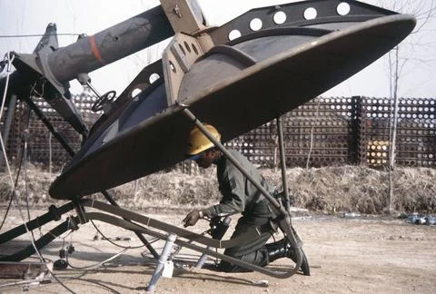 RECORD DATE NOT STATED A combat communication group member works on a para... Stock Photos