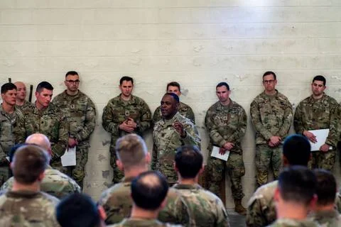 RECORD DATE NOT STATED  Command Sgt. Maj. David Pitt addresses Paratrooper... Foto stock