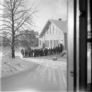 RECORD DATE NOT STATED Conscripts in a queue on a winter day at Norrland s... Foto stock