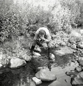 RECORD DATE NOT STATED Conscripts wash his face at a A. Norrland Dragon Re... Stockfoto's