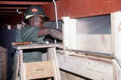 RECORD DATE NOT STATED A Construction Battalion Unit 412 (CBU-412) constru... Foto stock