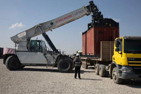 RECORD DATE NOT STATED Contractors load a container of ammunition onto a t... Fotos de archivo