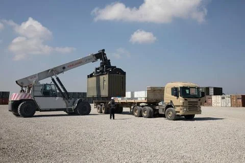 RECORD DATE NOT STATED Contractors load a container of ammunition onto a t... Fotos de archivo