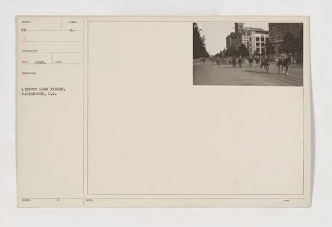 RECORD DATE NOT STATED  A crowd gathers at a Liberty Loan Parade in Washin... Stockfoto's
