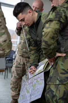 RECORD DATE NOT STATED Czech Army soldier plots point on a map during trai... Fotos de archivo