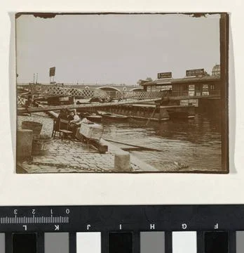 RECORD DATE NOT STATED  Dog hairdresser on the quay of the Seine in Paris,... Foto stock
