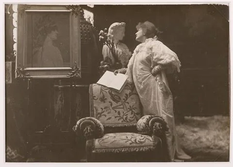 RECORD DATE NOT STATED  Dornac, Sarah Bernhardt standing a hand book (main... Stock Photos