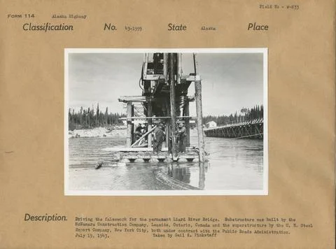 RECORD DATE NOT STATED Driving the Falsework For the Permanent Liard River... Foto stock