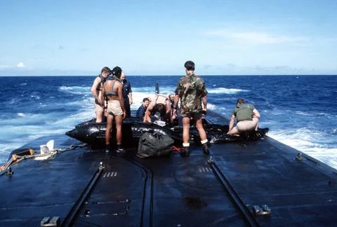 RECORD DATE NOT STATED A drydock shelter (DDS) capable platform crew prepa... Stock Photos