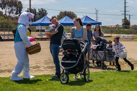 RECORD DATE NOT STATED The Easter Bunny visits families with Weapons and F... Foto stock