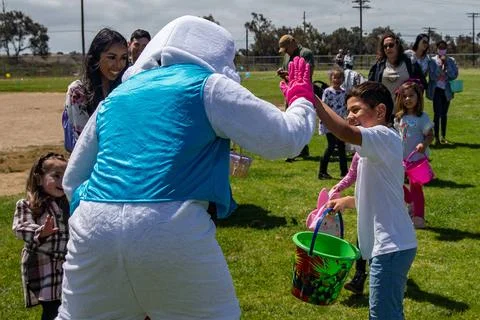RECORD DATE NOT STATED The Easter Bunny visits families with Weapons and F... Foto stock