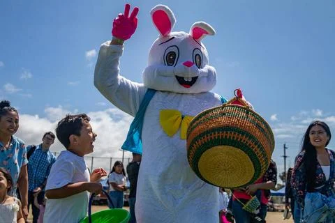 RECORD DATE NOT STATED The Easter Bunny visits families with Weapons and F... Foto stock