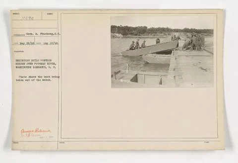 RECORD DATE NOT STATED  Engineers building a pontoon bridge over the Potom... Fotos de archivo