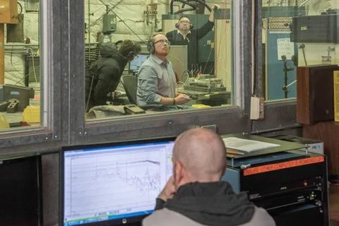 RECORD DATE NOT STATED  Engineers monitor data during vibration testing of... Stock Photos