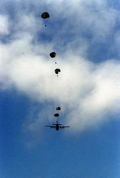 RECORD DATE NOT STATED Explosive ordnance disposal teams parachute from a ... Stock Photos
