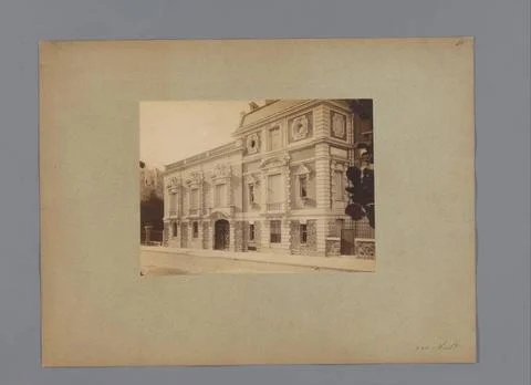RECORD DATE NOT STATED  Facade of a building in Paris, LampuÃ et Cie, c. 1.. Fotos de archivo