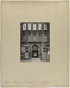 RECORD DATE NOT STATED  Facade of a building, 21 rue ThÃ rese, Paris (1 ar.. Fotos de archivo