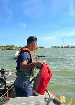 RECORD DATE NOT STATED Fireman Brandon Caliwag, a boat crew member at Coas... Stock Photos
