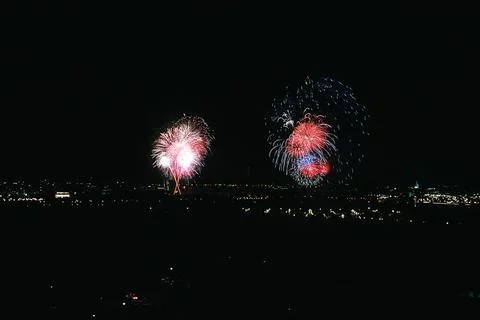 RECORD DATE NOT STATED Fireworks explode between the Lincoln Memorial, lef... Foto stock