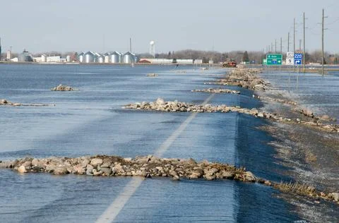 RECORD DATE NOT STATED Flooding Red River eroding roadway near Oslo, MN. M... Foto stock