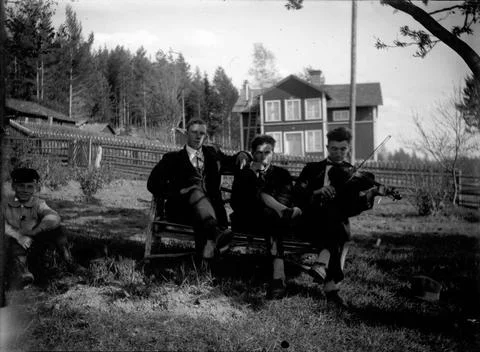 RECORD DATE NOT STATED Four people, one plays violin, a harmonica. Fyra pe... Stock Photos