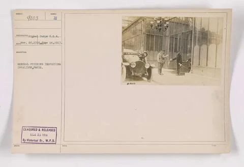 RECORD DATE NOT STATED  General Pershing inspecting the Invalides in Paris... 库存照片