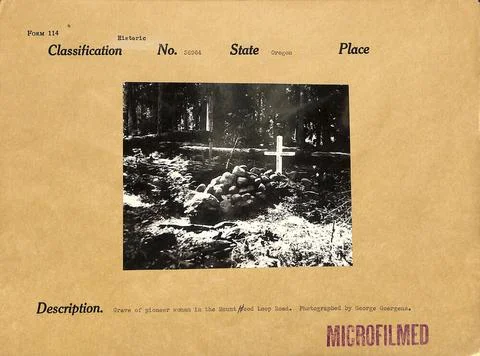 RECORD DATE NOT STATED Grave of Pioneer Woman in the Mount Hood Loop Road.... Stock Photos