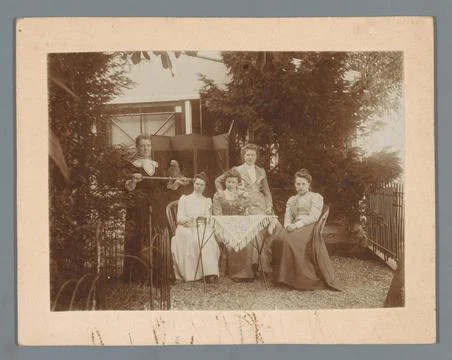 RECORD DATE NOT STATED  Group portrait of five unknown women with a parrot... 스톡 사진