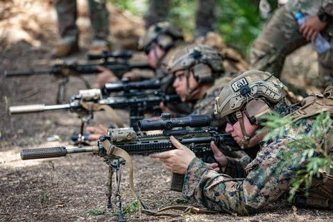 RECORD DATE NOT STATED  A group of U.S. Marines fires their M27 Infantry A... Foto stock