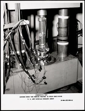 RECORD DATE NOT STATED Hydrostatic test, luminous shock tub showing fractu... Fotos Stock