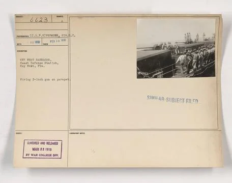 RECORD DATE NOT STATED  Image of soldiers firing a 3-inch gun on a parapet... Stock Photos