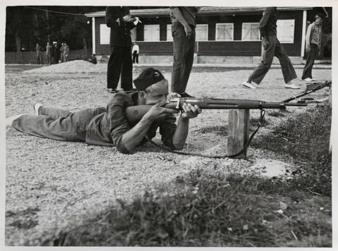 RECORD DATE NOT STATED  The image shows a recruit during shooting with rif... Foto stock