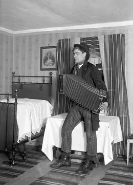RECORD DATE NOT STATED Josef Eriksson with the accordion. The shooting par... Foto stock