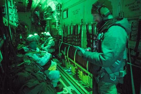 RECORD DATE NOT STATED The jumpmaster goes over his notes before Norwegian... Foto stock