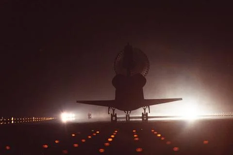 RECORD DATE NOT STATED  KENNEDY SPACE CENTER, Fla. -- Space Shuttle Discov... 스톡 사진