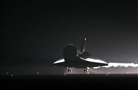 RECORD DATE NOT STATED  KENNEDY SPACE CENTER, Fla. -- Silhouetted against ... 스톡 사진