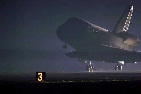 RECORD DATE NOT STATED  KENNEDY SPACE CENTER, Fla. -- Space Shuttle Discov... 스톡 사진