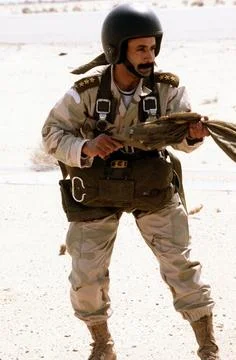 RECORD DATE NOT STATED A Kuwaiti paratrooper gathers his parachute after a... Foto stock
