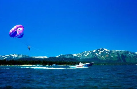 RECORD DATE NOT STATED Lake Tahoe - Eastshore Drive - Parasailing High Abo... Foto stock