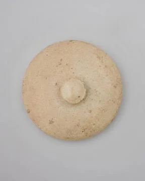 RECORD DATE NOT STATED  Lid. White proto-chip, ivory glaze. Cernuschi Muse... Stockfoto's