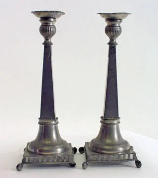RECORD DATE NOT STATED Ljusstake Candlesticks of tin, a couple. Foot of ro... Foto stock