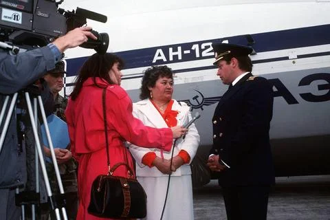 RECORD DATE NOT STATED A local television reporter interviews a crew membe... Stock Photos