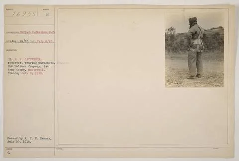 RECORD DATE NOT STATED  Lt. R. K. Patterson, an observer, wearing a parach... Foto stock