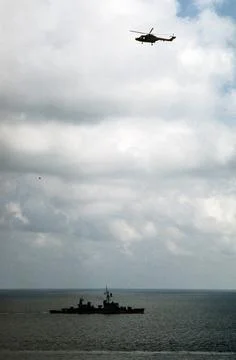 RECORD DATE NOT STATED A Lynx helicopter of the Royal Navy flies over the ... Foto stock
