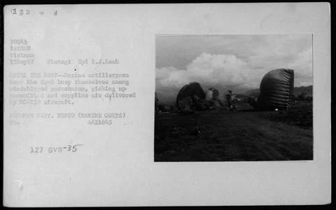 RECORD DATE NOT STATED  Marine artillerymen collect ammunition and supplie... Foto stock