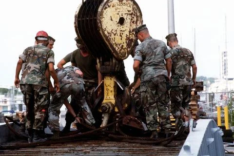 RECORD DATE NOT STATED Marines arrange the lifting cables attached to a ve... Stock Photos