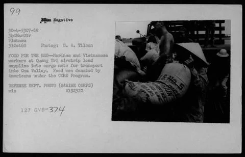 RECORD DATE NOT STATED  Marines and Vietnamese workers load supplies into ... Fotos de archivo